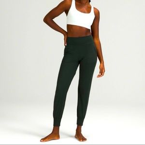 Lululemon jogger in black